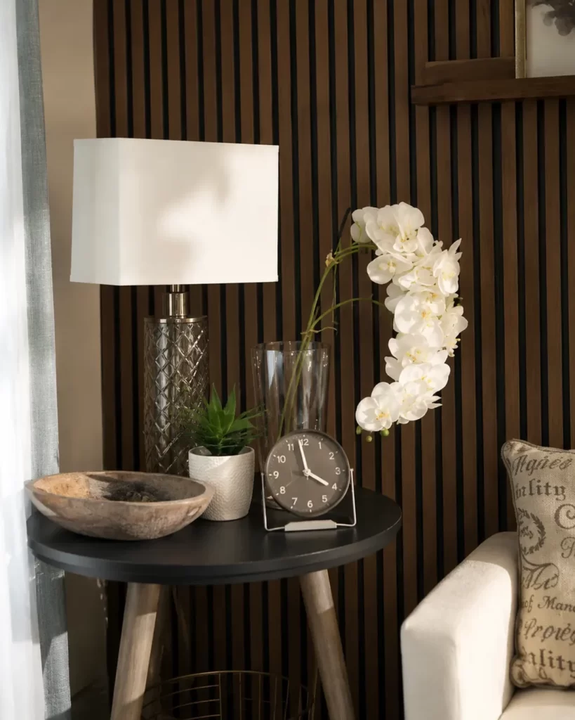 Side table with a lamp, orchids and a clock in the Despertares Counseling office in Phoenix